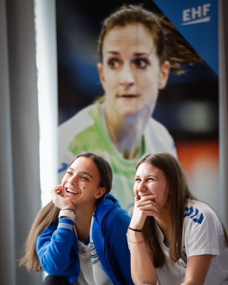 Elena in Klea v družbi Ane Gros