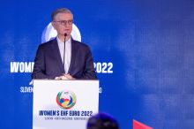 Zbrane je v imenu gostiteljev dogodka nagovoril predsednik Rokometne zveze Slovenije in predsednik organizacijskega odbora EHF Euro 2022, Franjo Bobinac. (foto: Nejc Tomšič/Videa)